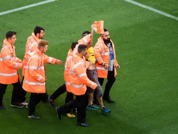 El espontáneo que se coló durante el Barça - Las Palmas enseña una pancarta El espontáneo que se coló durante el Barça - Las Palmas enseña una pancarta