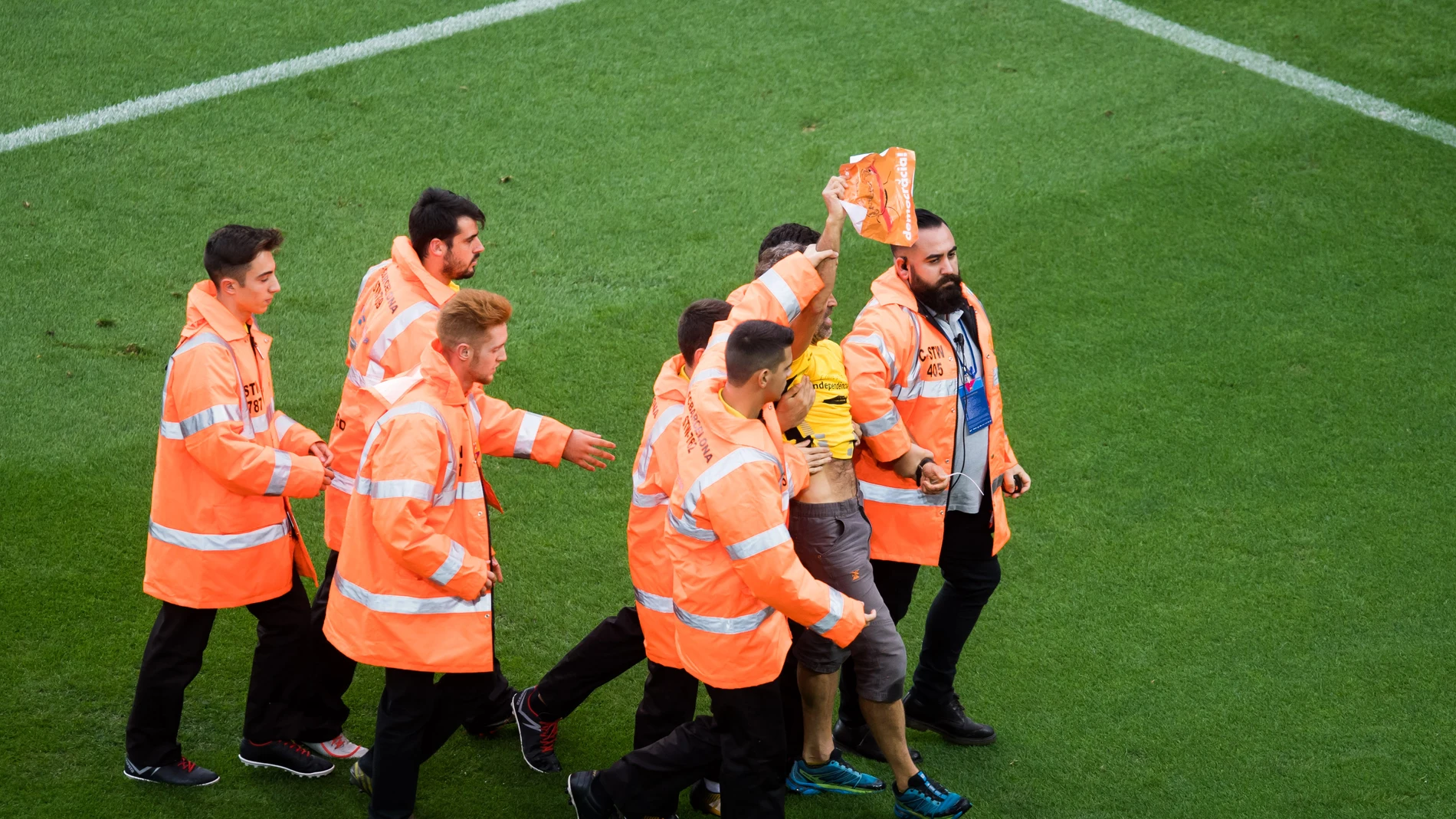 El espontáneo que se coló durante el Barça - Las Palmas enseña una pancarta El espontáneo que se coló durante el Barça - Las Palmas enseña una pancarta