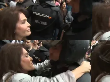 Una mujer besa a un antidisturbio Una mujer besa a un antidisturbio