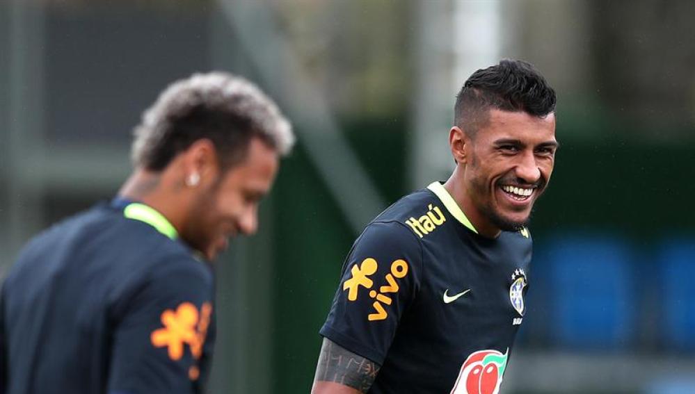 Una entrada de Paulinho deja muy tocado a Neymar.