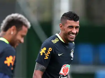 Una entrada de Paulinho deja muy tocado a Neymar. Una entrada de Paulinho deja muy tocado a Neymar.