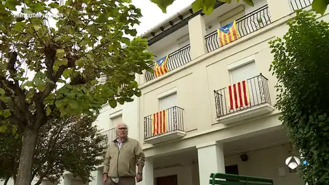 El referéndum del 1-O visto por vecinos con ideas contrarias: a favor y en contra de la independencia de Cataluña El referéndum del 1-O visto por vecinos con ideas contrarias: a favor y en contra de la independencia de Cataluña