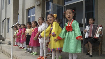 Niñas en Corea del Norte