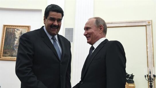  El presidente ruso, Vlad&iacute;mir Putin (d), saluda al presidente venezolano, Nicol&aacute;s Maduro