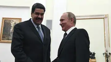 Vladímir Putin saluda a Nicolás Maduro en 2017 Vladímir Putin saluda a Nicolás Maduro en 2017