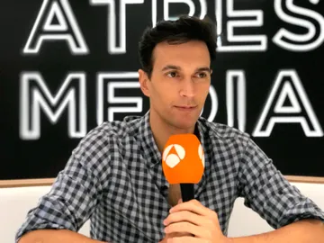 Nuria Herrero da una sorpresa en directo a Cristóbal Suárez Nuria Herrero da una sorpresa en directo a Cristóbal Suárez