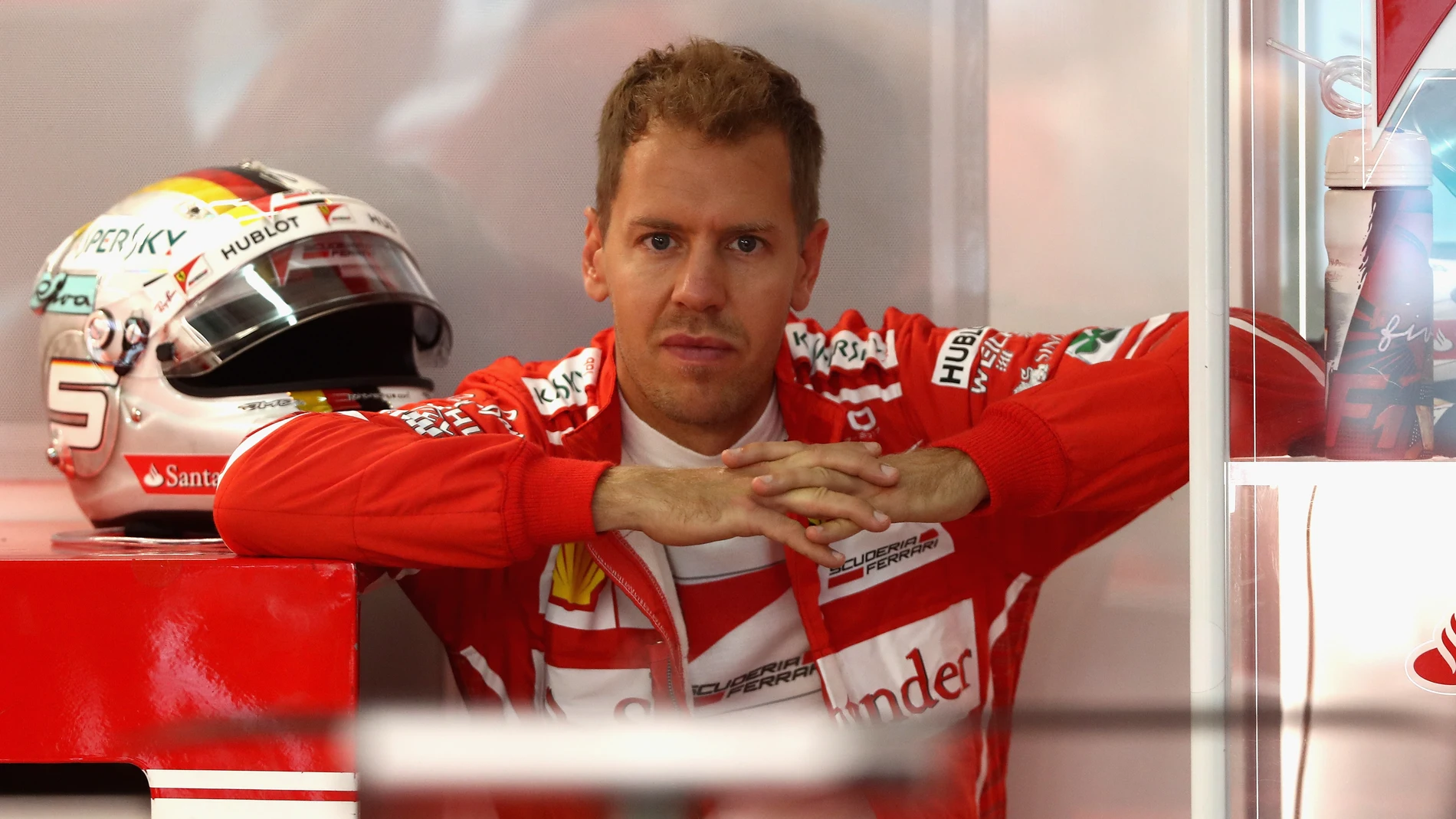 Sebastian Vettel, sentado en el box con su casco
