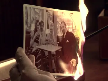 Ortega quema la foto que le relaciona con la muerte de Osuna Ortega quema la foto que le relaciona con la muerte de Osuna