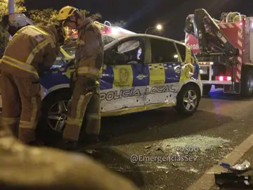 Coche colisiona con patrullero Coche colisiona con patrullero