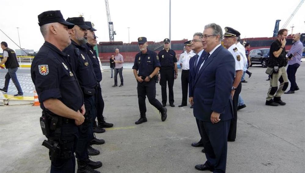Zoido con varios policías nacionales