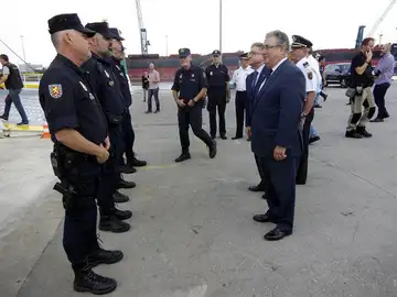 Zoido con varios policías nacionales Zoido con varios policías nacionales