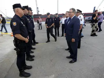 Zoido con varios policías nacionales Zoido con varios policías nacionales