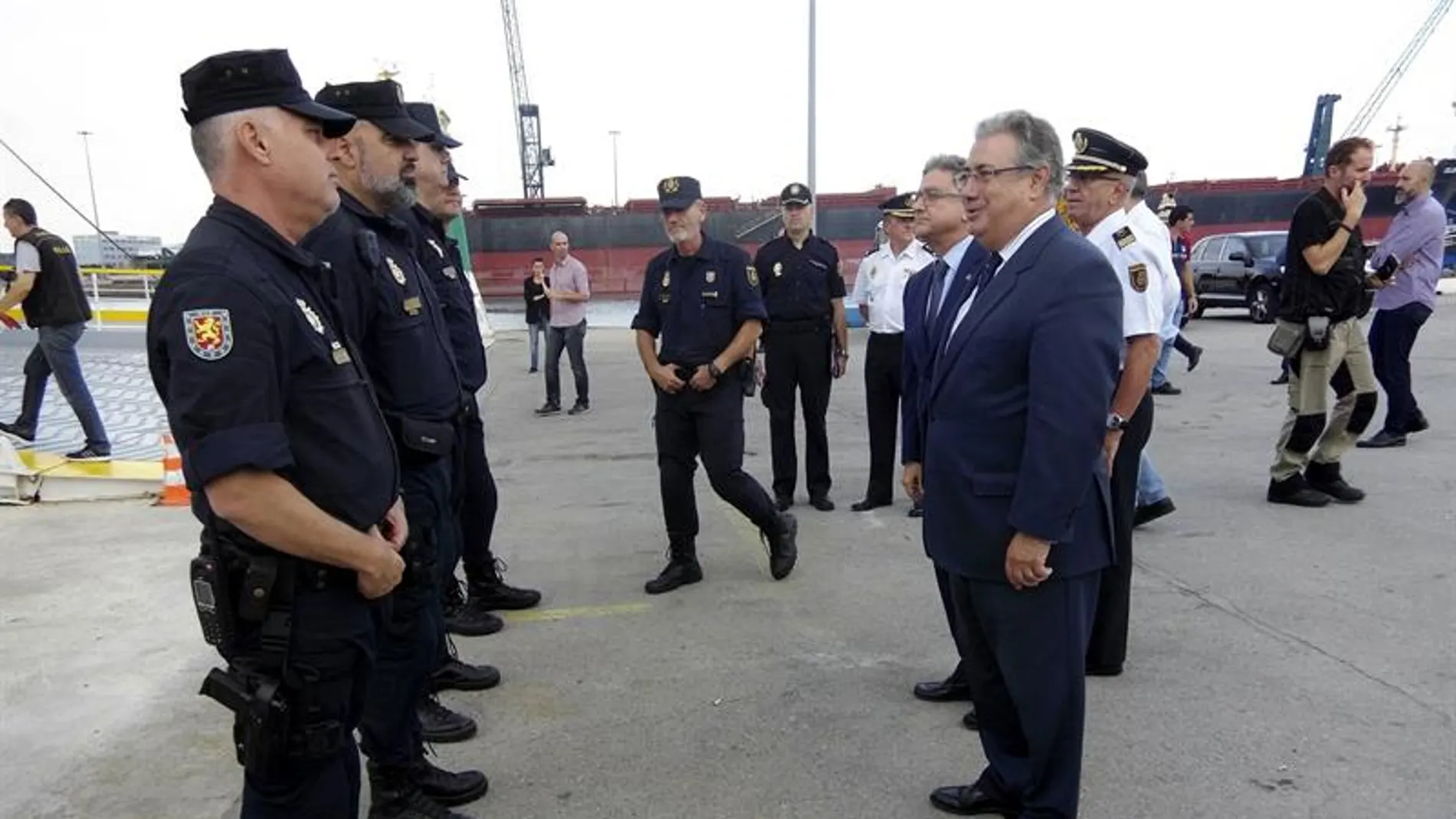Zoido con varios policías nacionales Zoido con varios policías nacionales