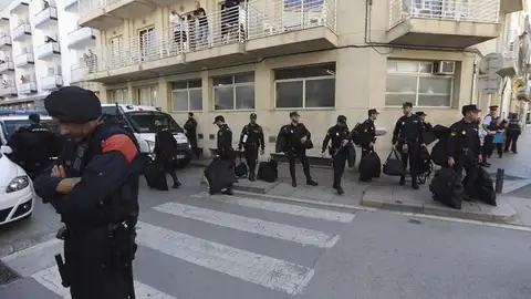 Un grupo de policías nacionales espera su transporte delante del hotel Mont-Palau de Pineda Un grupo de policías nacionales espera su transporte delante del hotel Mont-Palau de Pineda