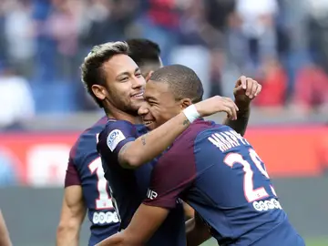 Mbappé abraza a Neymar durante un partido del PSG Mbappé abraza a Neymar durante un partido del PSG