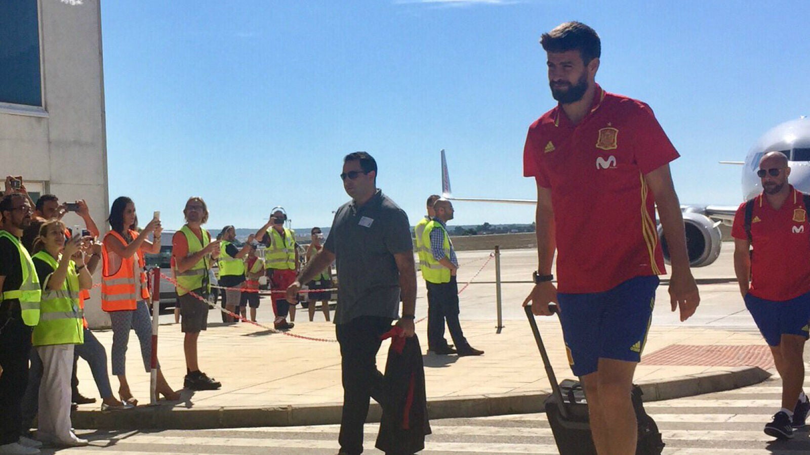 Abucheos a Gerard Piqué en la llegada de la selección española a Alicante