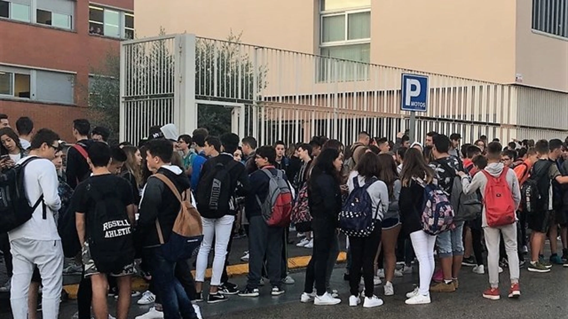 Alumnos a las puertas de un Instituto en una imagen de archivo Alumnos a las puertas de un Instituto en una imagen de archivo