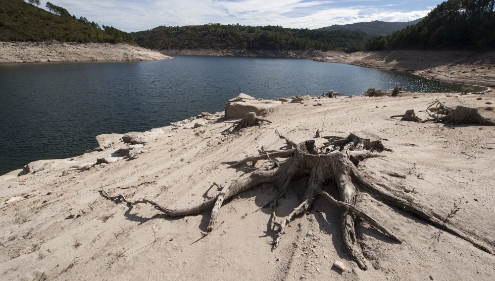 Aspecto que presentaba este domingo el embalse de Linsoso, en el municipio orensano de Lobios