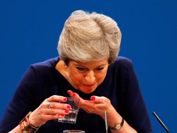 Theresa May, atragantada durante un discurso