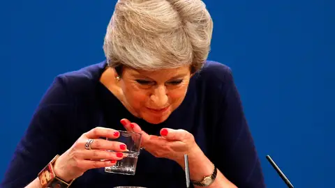 Theresa May, atragantada durante un discurso Theresa May, atragantada durante un discurso