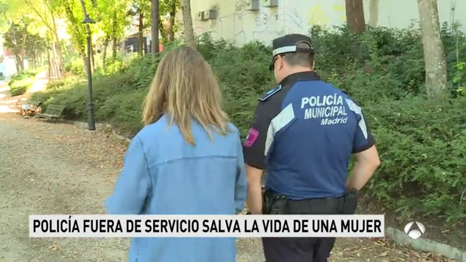 Un policía fuera de servicio salva la vida a una mujer que estaba siendo agredida en plena calle