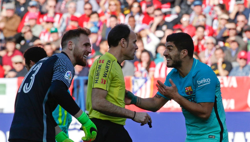 Mateu Lahoz, durante un Atlético de Madrid - Barcelona