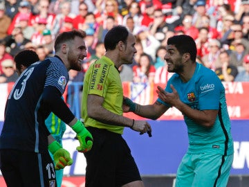 Mateu Lahoz, durante un Atlético de Madrid - Barcelona