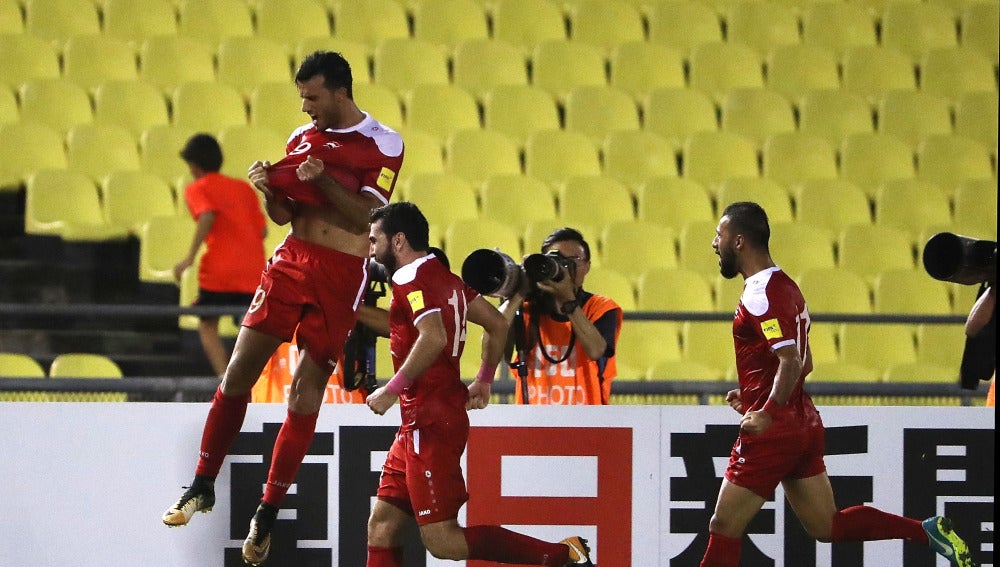 Los jugadores sirios celebran su gol contra Australia
