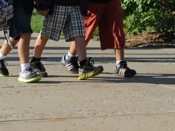 Imagen de varios niños caminando Imagen de varios niños caminando