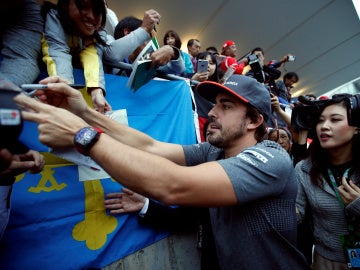 Fernando Alonso atiende a sus fans en el circuito de Suzuka