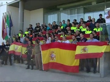 Nuevas muestras de apoyo a policías y guardias civiles destinados a Cataluña al llegar a sus ciudades