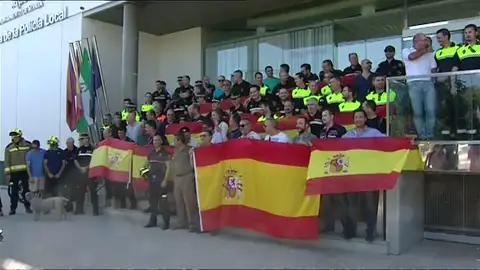 Nuevas muestras de apoyo a policías y guardias civiles destinados a Cataluña al llegar a sus ciudades Nuevas muestras de apoyo a policías y guardias civiles destinados a Cataluña al llegar a sus ciudades