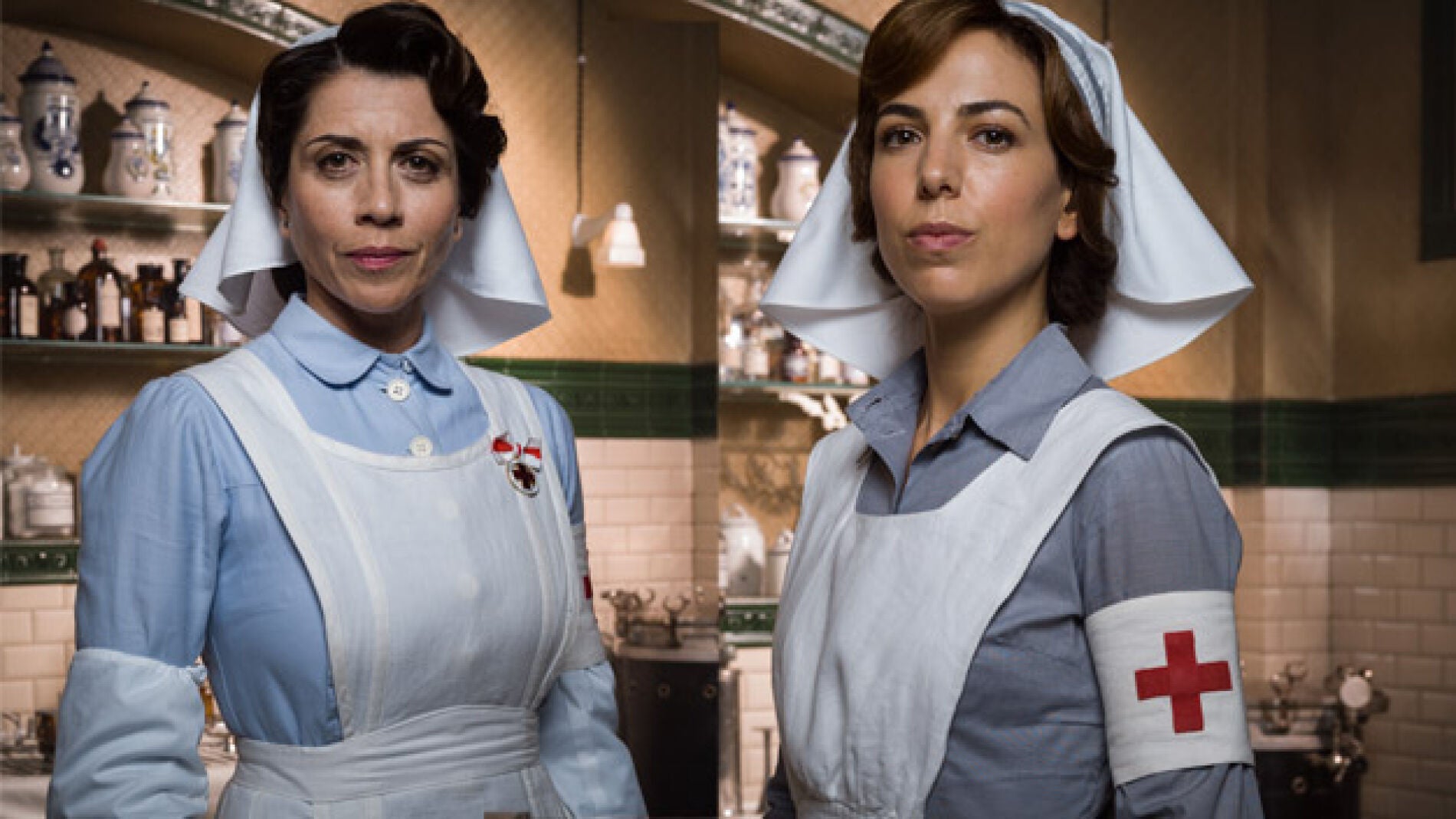 El uniforme de Carmen Angoloti y Ver&oacute;nica Montellano es diferente al resto de Damas Enfermeras
