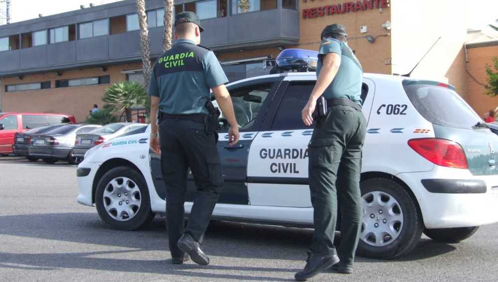 Agentes de la Guardia Civil en el área de servicio de la A7 a su paso por Crevillent