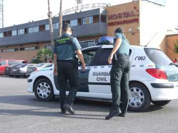 Agentes de la Guardia Civil en el área de servicio de la A7 a su paso por Crevillent