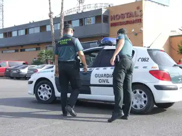 Agentes de la Guardia Civil en el área de servicio de la A7 a su paso por Crevillent Agentes de la Guardia Civil en el área de servicio de la A7 a su paso por Crevillent