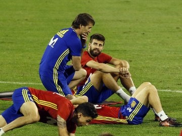 Piqué dialoga con Lopetegui durante un entrenamiento de la Selección