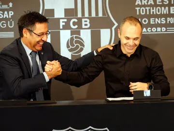 Bartomeu estrecha la mano de Iniesta Bartomeu estrecha la mano de Iniesta