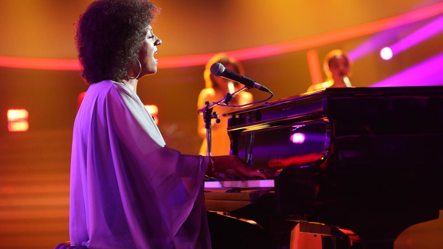 Pepa Aniorte se planta ante el piano para bordar ‘Killing me softly’ como Roberta Flack