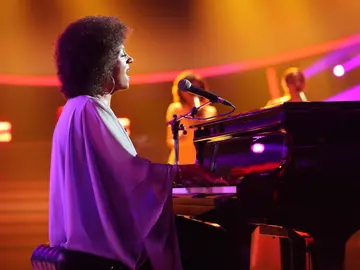 Pepa Aniorte se planta ante el piano para bordar ‘Killing me softly’ como Roberta Flack Pepa Aniorte se planta ante el piano para bordar ‘Killing me softly’ como Roberta Flack