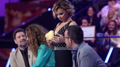 De la ‘tetilla’ de Chenoa a la gaita de Ángel, entre los regalos que David Amor ha traído de Galicia