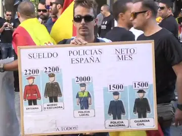 Manifestación de policías y guardias civiles por la equiparación salarial. Manifestación de policías y guardias civiles por la equiparación salarial.