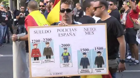 Manifestación de policías y guardias civiles por la equiparación salarial. Manifestación de policías y guardias civiles por la equiparación salarial.