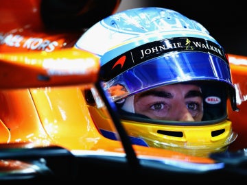 Fernando Alonso, dentro del MCL32