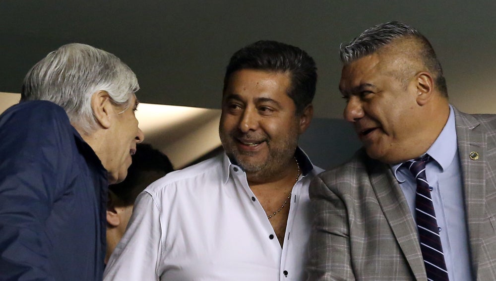 Claudio Tapia, a la derecha de la imagen, durante el Argentina - Perú