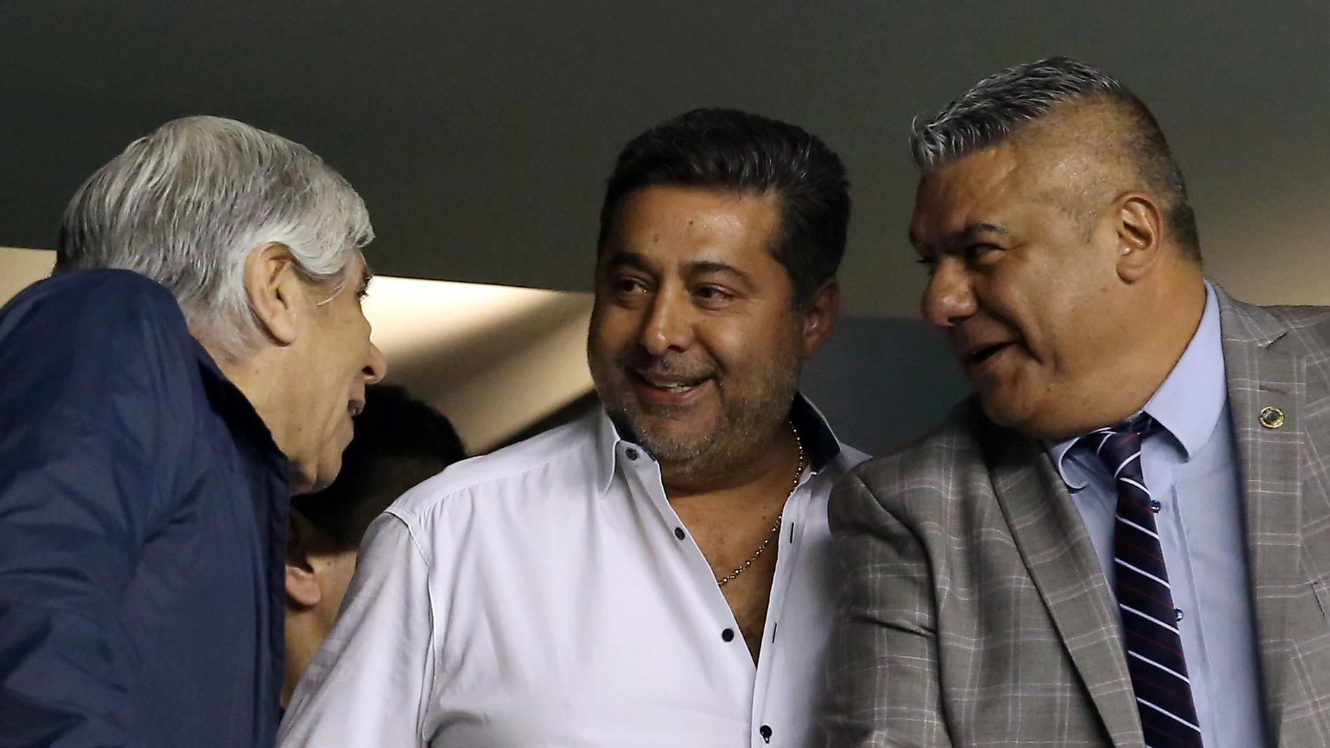 Claudio Tapia, a la derecha de la imagen, durante el Argentina - Perú Claudio Tapia, a la derecha de la imagen, durante el Argentina - Perú