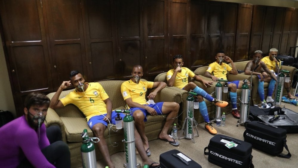 Los jugadores de Brasil, con oxígeno