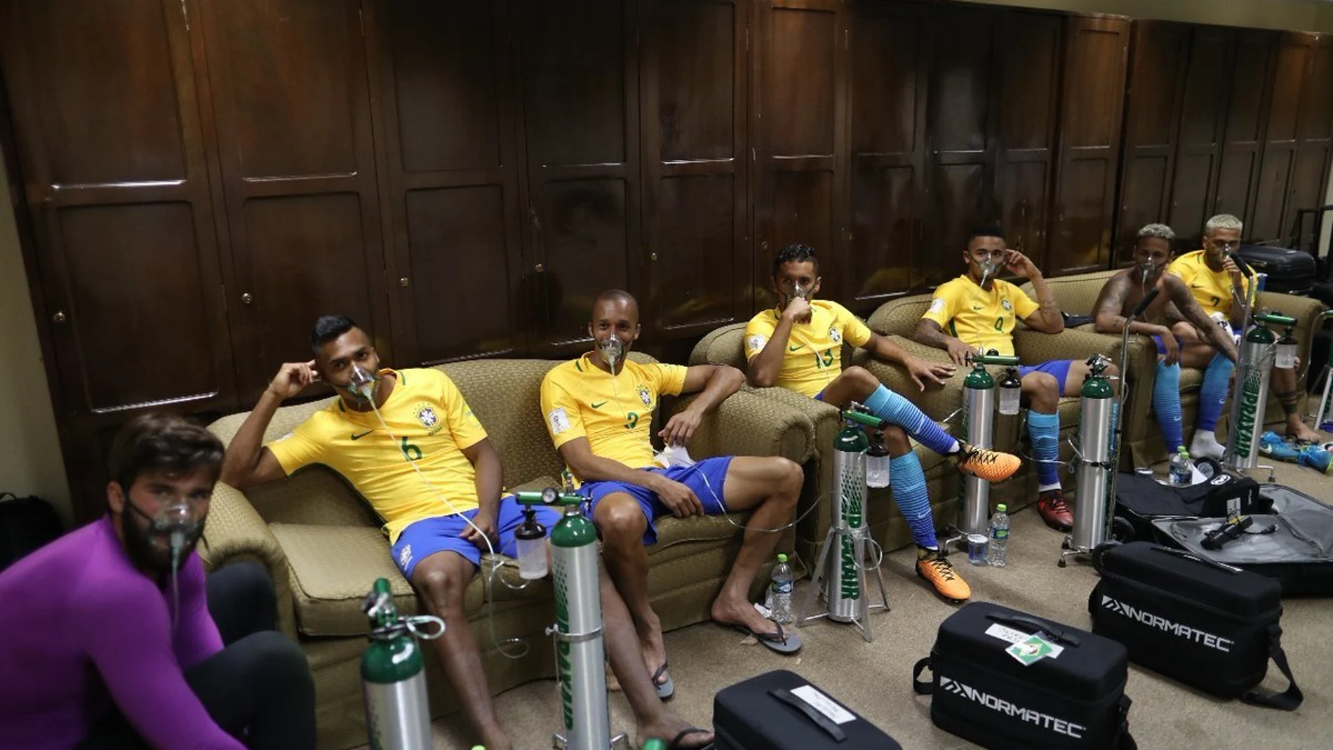 Los jugadores de Brasil, con oxígeno Los jugadores de Brasil, con oxígeno