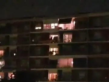 Un vecino de Barcelona acalla las 'caceroladas' poniendo a Manolo Escobar Un vecino de Barcelona acalla las 'caceroladas' poniendo a Manolo Escobar