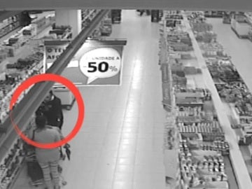 Personas cazadas robando en un supermercado